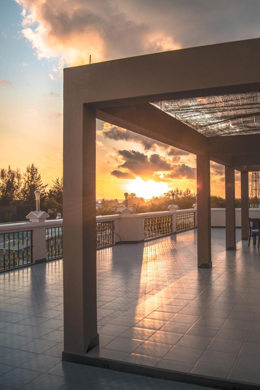 Abuharee Grand Addu City Exterior foto